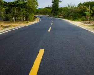 Ang pagtawid at pag-overtake ay pinapayagan nang may kinakailangang pag-iingat.