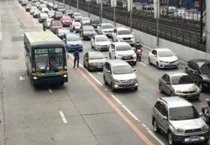 Isang solidong dilaw na linya na ginagamit upang paghiwalayin ang iba pang mga sasakyan mula sa mga bus at PUJ, na dinagdagan ng mga nakataas na pavement marker.
