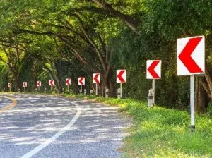 Ang mga palatandaan ng Chevron ay gumagabay sa mga driver sa pamamagitan ng pagbabago sa pahalang na pagkakahanay ng kalsada.