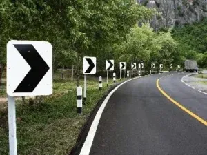 Ang mga palatandaan ng Chevron ay gumagabay sa mga driver sa pamamagitan ng pagbabago sa pahalang na pagkakahanay ng kalsada.