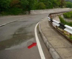 Ginagamit upang paghiwalayin ang labas na gilid ng kalsada mula sa balikat.