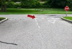 Mga marking na binubuo ng dalawang magkatabing sirang puting linya sa carriageway kung saan ang mga driver ay dapat magbigay daan sa lahat ng trapiko alinsunod sa karaniwang karatula.