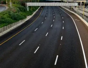 Ang pagpapalit ng lane ay pinapayagan sa kondisyon na ito ay ligtas at hindi magreresulta sa sagabal.