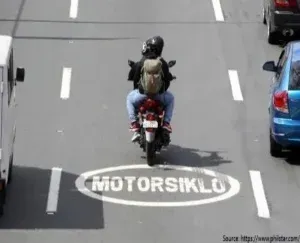 Mga linyang inilaan para sa mga sakay ng motorsiklo at maaaring ibahagi sa iba pang mga sasakyan. Ang mga rider ay hindi pinapayagang manatili sa ibang mga lane maliban kung ipag-uutos ng mga enforcer o kung ang rider ay lumiliko sa isang intersection at dapat magsenyas ng kanilang intensyon sa loob ng 100 metro.