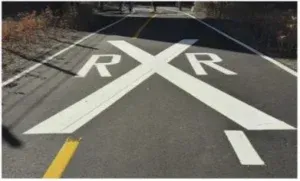 Isang babalang palatandaan na nagpapahiwatig ng paparating na tawiran ng riles.