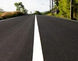 Ang pagtawid sa mga solidong puting linya ay nangangailangan ng espesyal na pangangalaga at hindi hinihikayat.