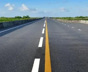 Bawal mag-overtake pero pinapayagan ang pagtawid sa gilid ng solid yellow line. Ang pag-overtake at pagtawid ay pinapayagan sa gilid ng sirang puting linya.