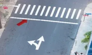 Kinakailangang huminto ang mga sasakyan bago ang puting linya.